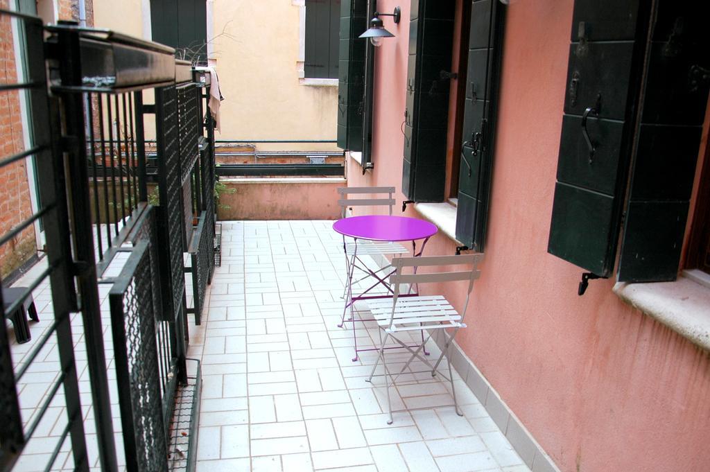 Romantic Rialto Venice Room photo