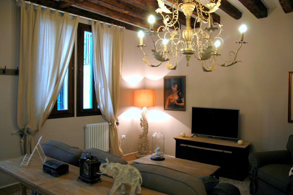 Romantic Rialto Venice Room photo