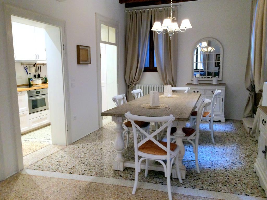 Romantic Rialto Venice Room photo