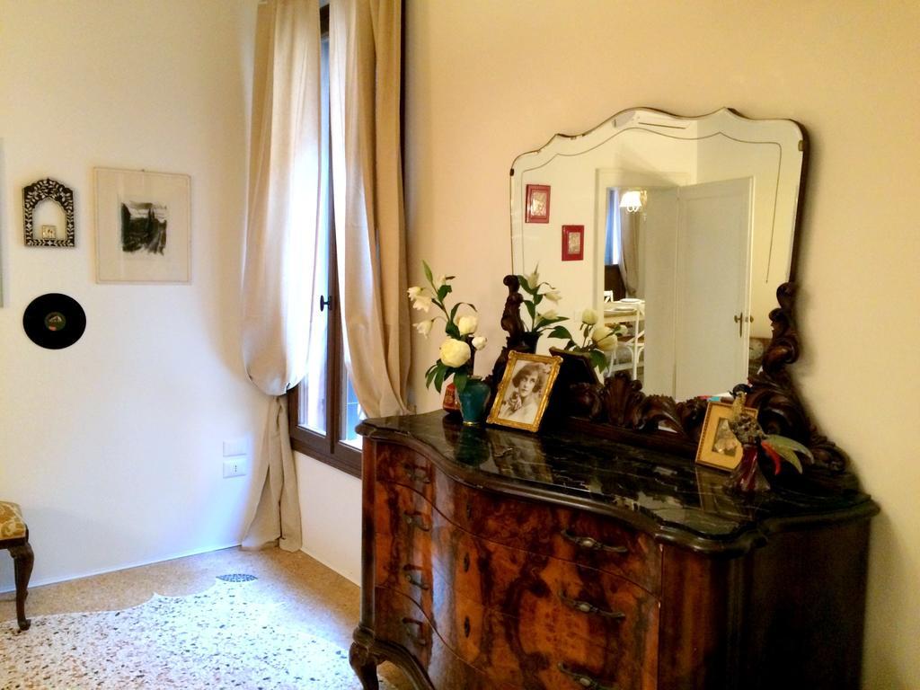 Romantic Rialto Venice Room photo
