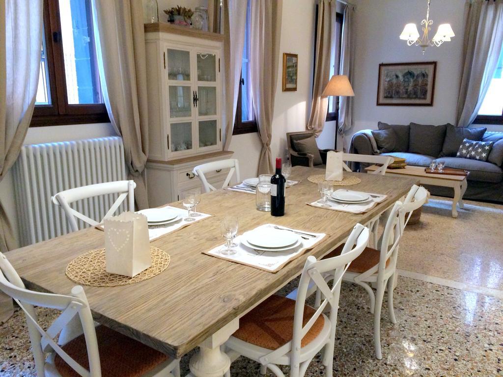 Romantic Rialto Venice Room photo