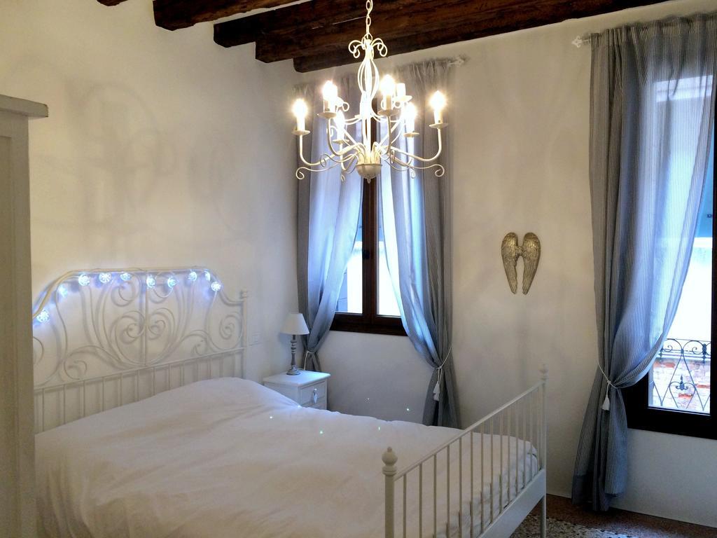 Romantic Rialto Venice Room photo